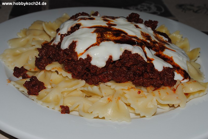 Nudeln nach türkischer Art mit Hackfleisch und Knoblauch-Joghurt ...