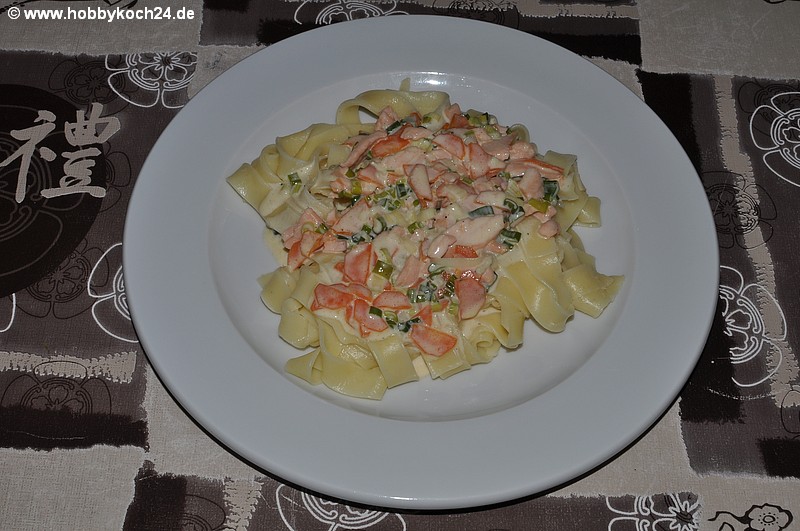 Pasta mit Käse-Räucherlachs-Soße - hobbykoch24.de