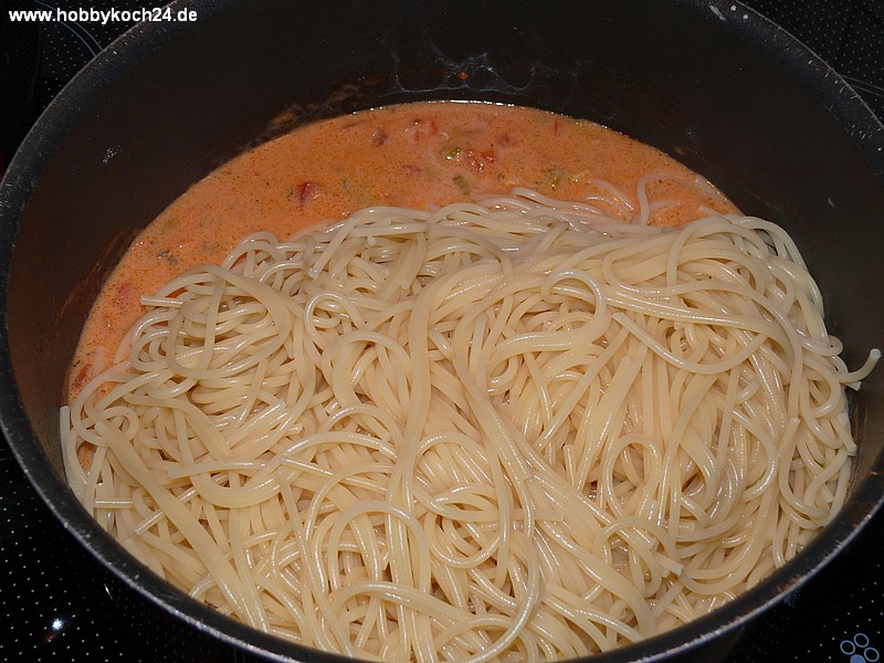 Spaghetti in cremiger Paprika Tomaten Sauce - hobbykoch24.de