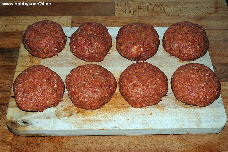 Überbackene Frikadellen in Tomaten - Champignon Soße - hobbykoch24.de