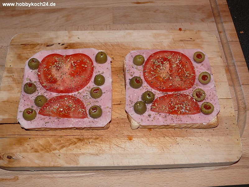 Überbackener Toast mit Schinken, Tomaten und Oliven - hobbykoch24.de