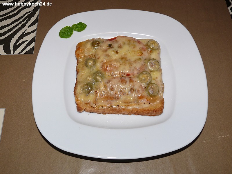 Überbackener Toast mit Schinken, Tomaten und Oliven - hobbykoch24.de