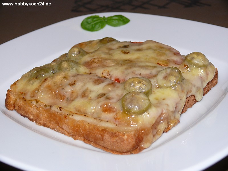 Überbackener Toast mit Schinken, Tomaten und Oliven - hobbykoch24.de